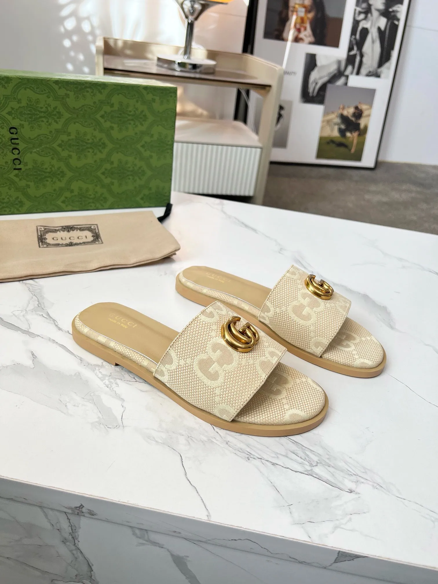 👟👟Ex-factory price 380👟👟 GUCCl 2025 spring and summer new style casual interlocking double G sandals for women. This piece is from the Gucci Lido collection, and its design is inspired by the summer style and beach clubs of the Italian coast. Archive designs from the 1970s infuse the brand with glory. Get inspired by this iconic era. The "Gucci March of Love" series continues to explore the aesthetic connotation of the brand's archived logos in a new way, while at the same time embracing the classic elegance and charm. Code Number: 35-43#